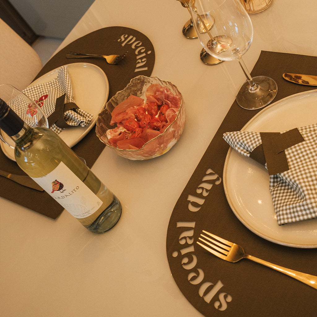 Kit Mesa Posta Special Day Verde Musgo com Guardanapo Bordado Tomate