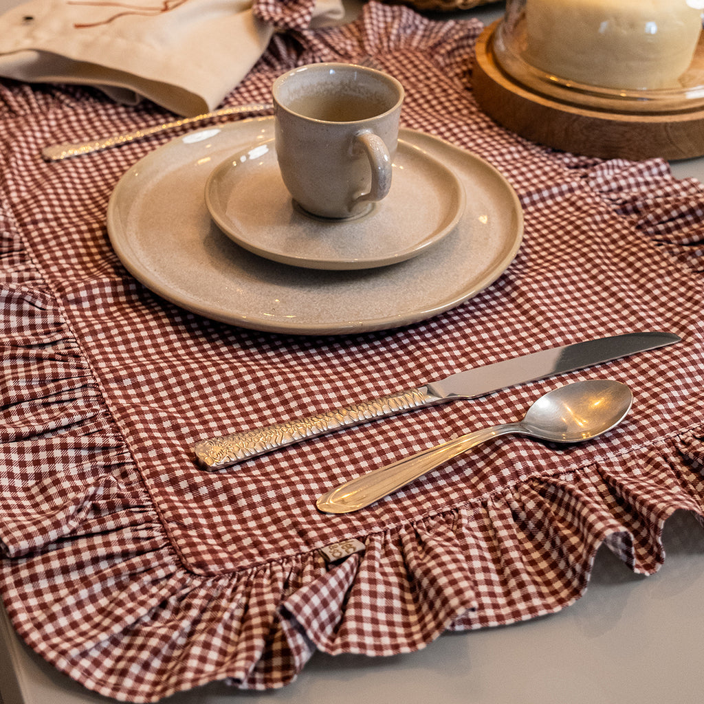 Kit Lugar Americano Retangular Xadrez Vichy Marrom com Babado + Guardanapo Bordado Laço