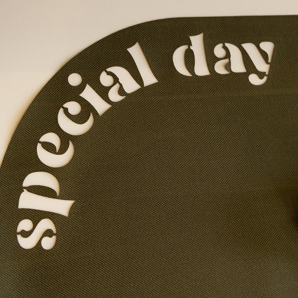 Kit Mesa Posta Special Day Verde Musgo com Guardanapo Bordado Tomate