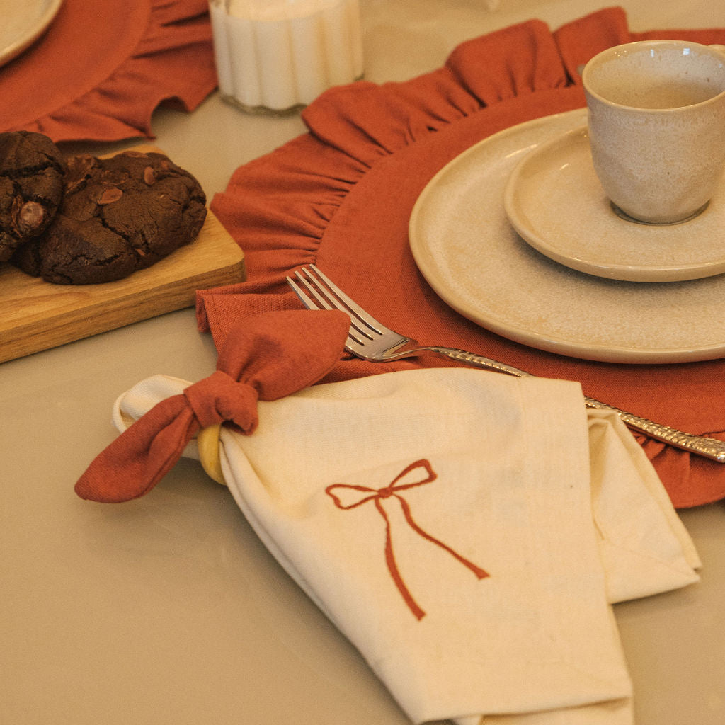 Kit Lugar Americano Redondo Terracota com Babado em Linho + Guardanapo Bordado Laço