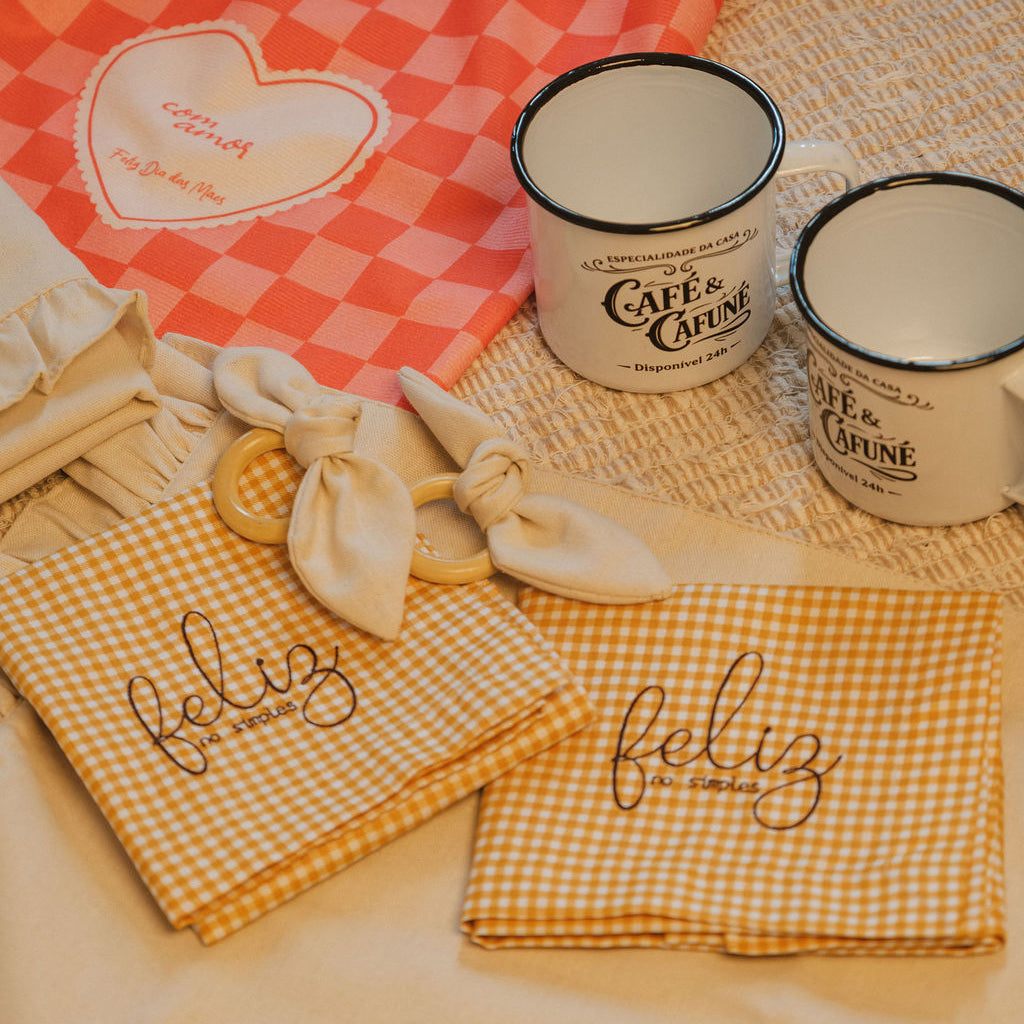 Kit Presente Dia das Mães Café & Cafuné – Mesa Posta + Canecas Esmaltadas