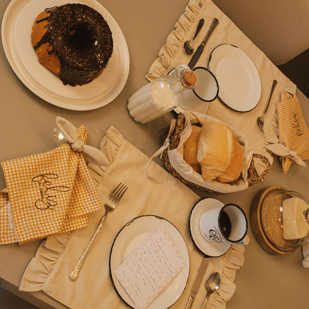 Kit Presente Dia das Mães Café & Cafuné – Mesa Posta + Canecas Esmaltadas