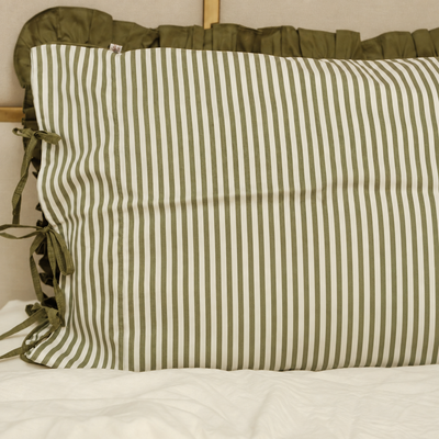 Kit Cama Posta Verde | 2 Fronhas Babado + 2 Fronhas Laço Listras + 2 Almofadas Bordadas Personalizadas