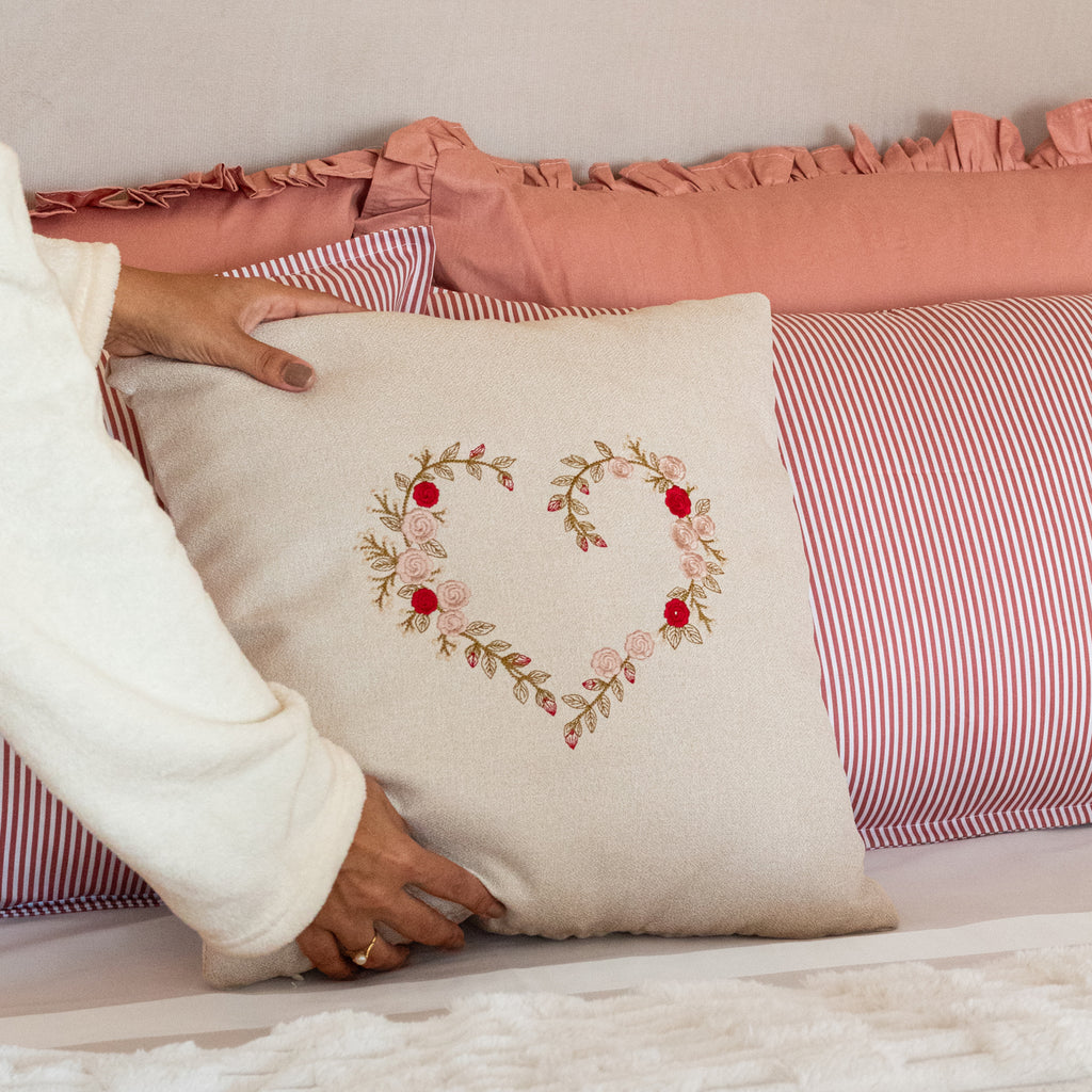 Almofada de Linho com Bordado Coração Floral