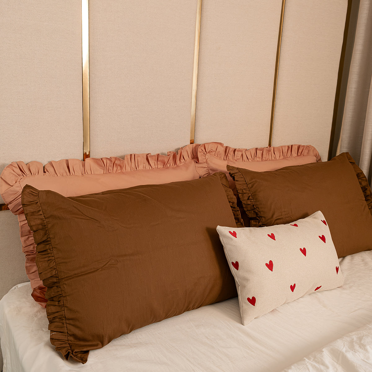 Fronha Marrom com Babado Farmhouse 100% Algodão 50x70 cm - UNIDADE