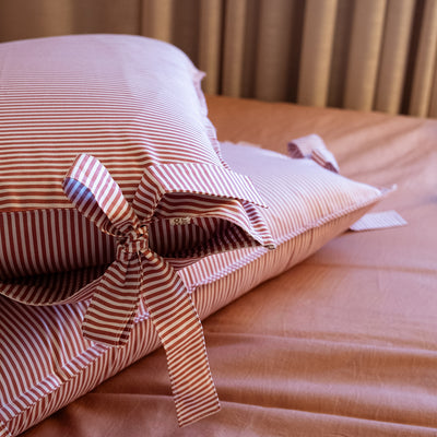Kit Cama Posta Rosê | 2 Fronhas Babado + 2 Fronhas Laço Listradas + 2 Almofadas Bordadas Personalizadas