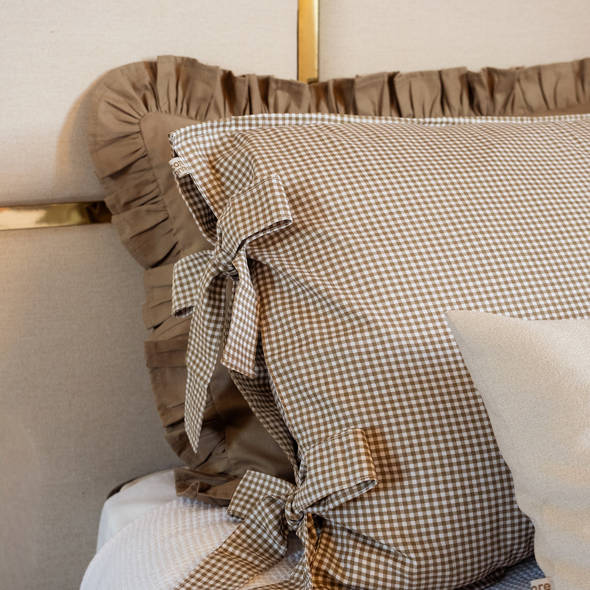 Kit Cama Posta Bege | 2 Fronhas Babado + 2 Fronhas Laço + 2 Almofadas Bordadas Personalizadas