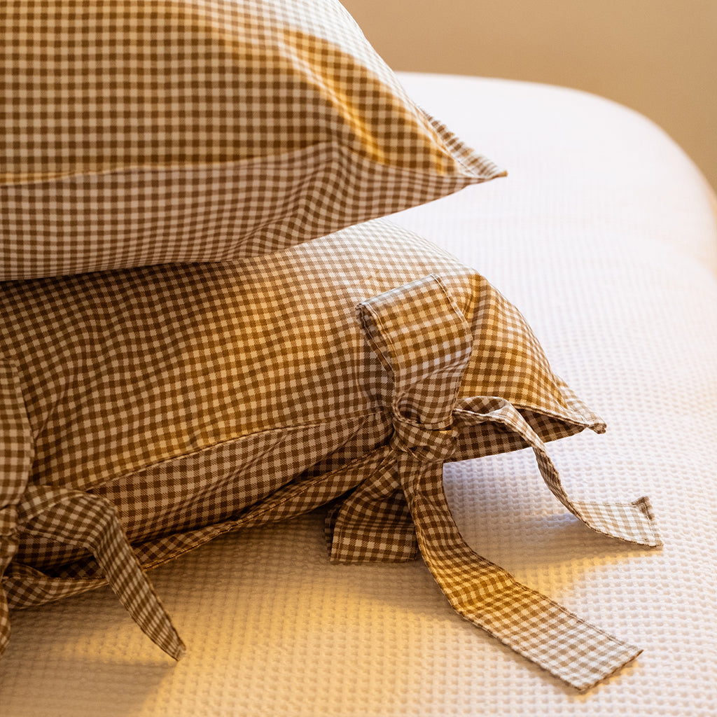 Kit Cama Posta Bege | 2 Fronhas Babado + 2 Fronhas Laço + 2 Almofadas Bordadas Personalizadas