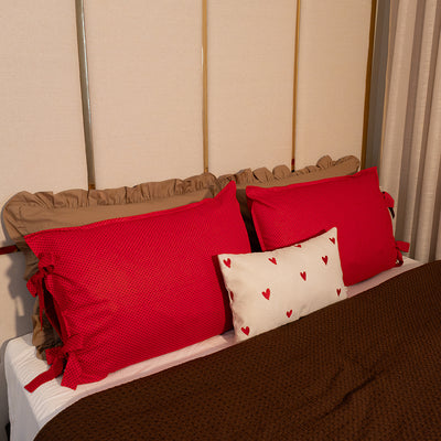 Fronha com Laço Estilo Farmhouse | Poá Vermelho | 100% Algodão | 50x70 cm