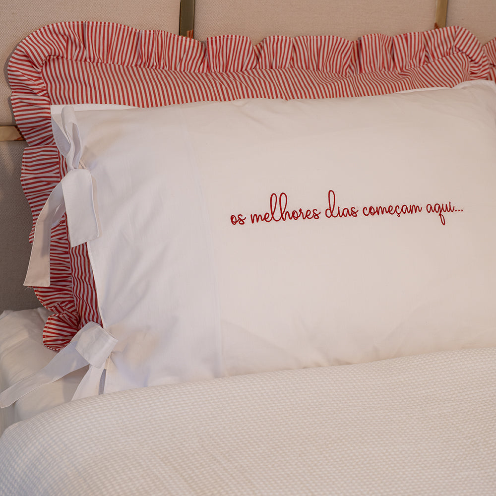 Fronha com Babado Estilo Farmhouse | Listrado Vermelho | 100% Algodão | 50x70 cm