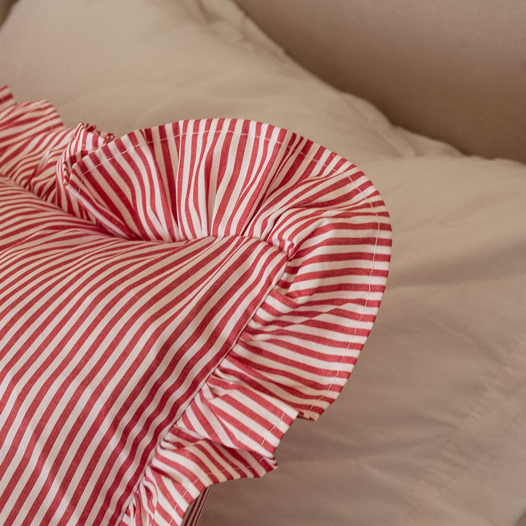 Fronha com Babado Estilo Farmhouse | Listrado Vermelho | 100% Algodão | 50x70 cm
