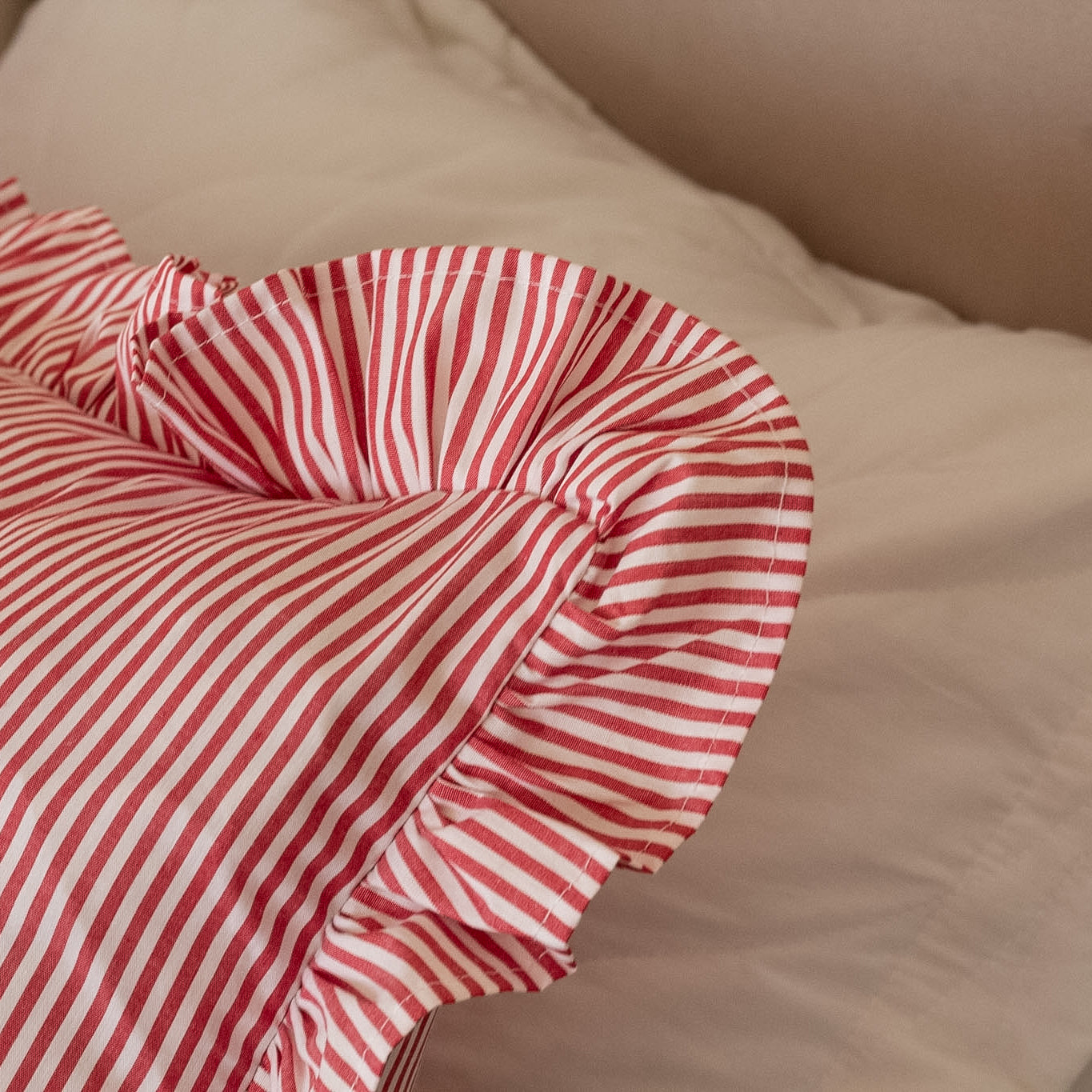 Fronha com Babado Estilo Farmhouse | Listrado Vermelho | 100% Algodão | 50x70 cm