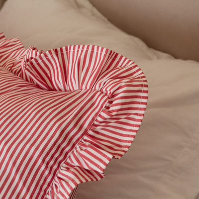 Fronha com Babado Estilo Farmhouse | Listrado Vermelho | 100% Algodão | 50x70 cm