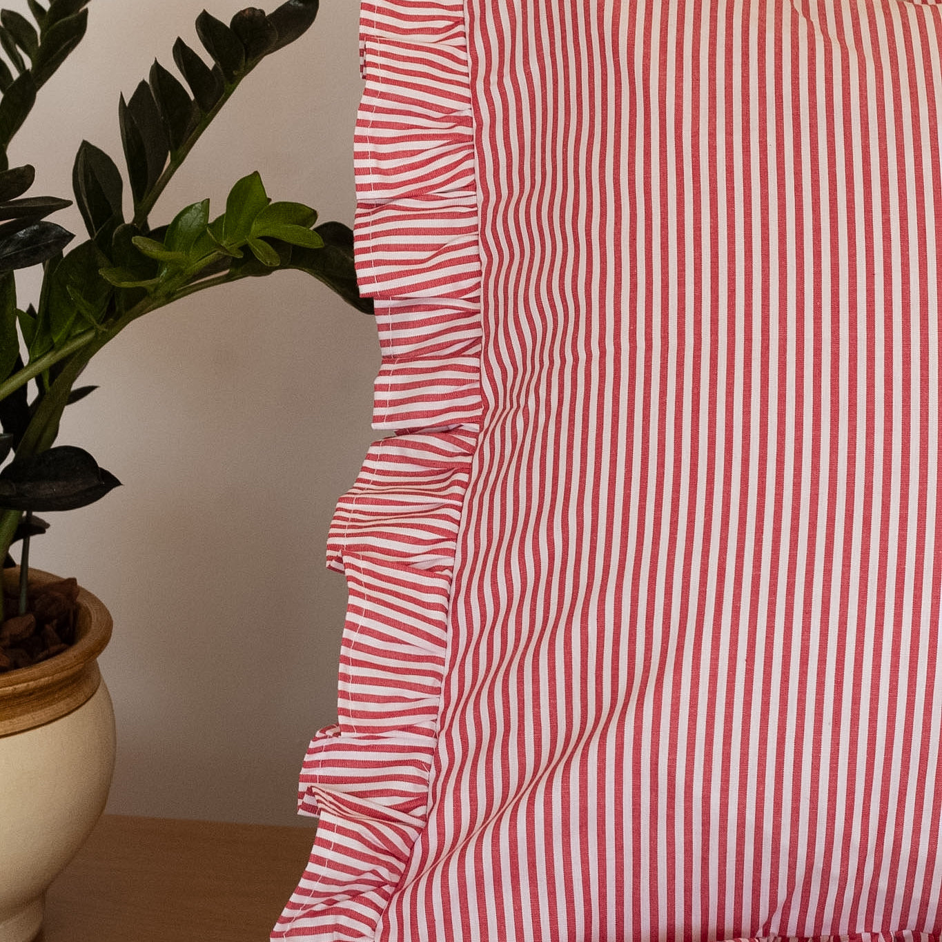 Fronha com Babado Estilo Farmhouse | Listrado Vermelho | 100% Algodão | 50x70 cm