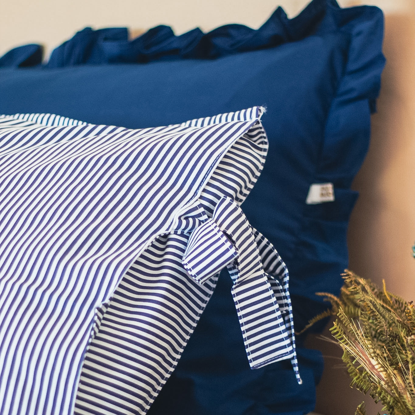 Fronha com Babado Azul Marinho Farmhouse 100% Algodão – UNIDADE