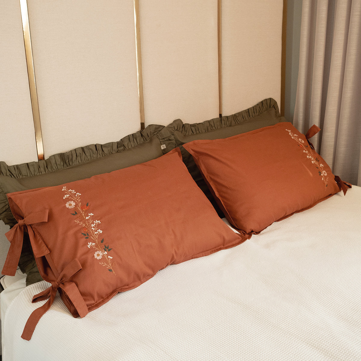 Fronha Terracota com Laços e Bordado Floral 100% Algodão 50x70 cm - UNIDADE