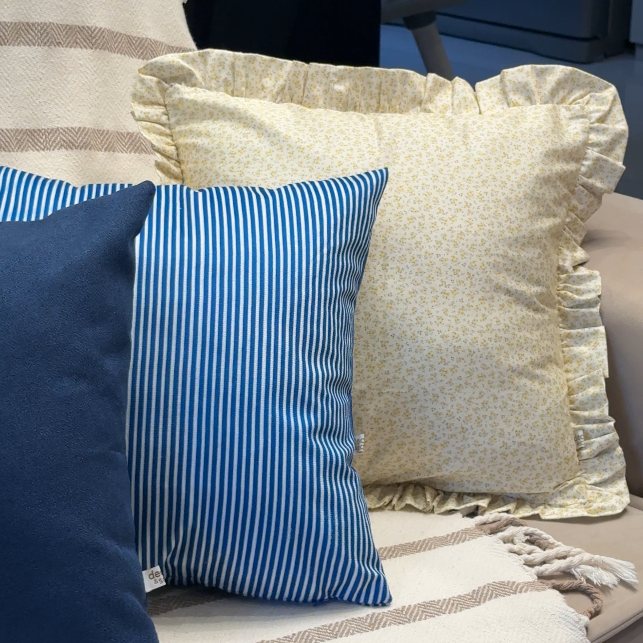 Kit 4 Capas de Almofadas Farmhouse Babado floral e Azul Romântico Bordado