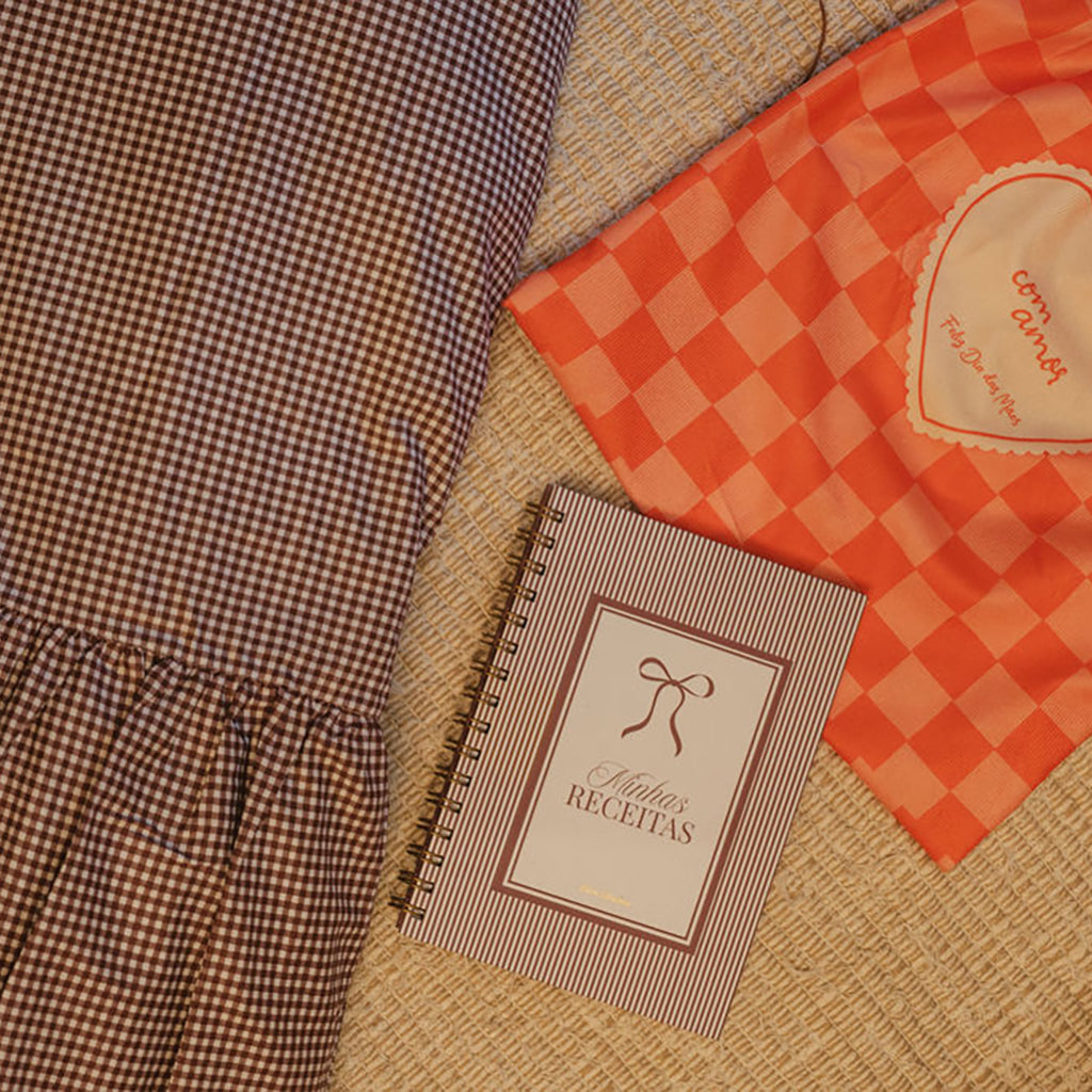 Kit Receitas da Mamãe – Toalha Xadrez Babado + Caderno Personalizado