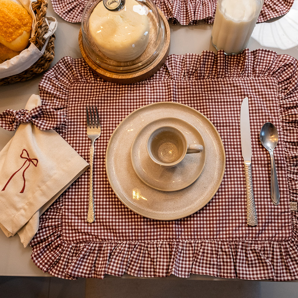 Kit Lugar Americano Retangular Xadrez Vichy Marrom com Babado + Guardanapo Bordado Laço