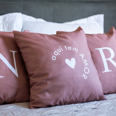 Kit 3 capas de almofadas personalizadas com iniciais aqui tem amor - mocha mousse