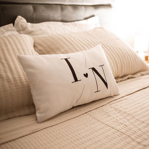Almofada baguete personalizada com as iniciais do casal 50x30 - branco preto