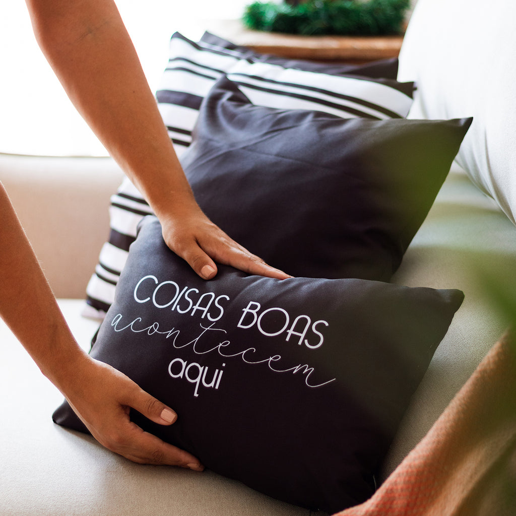 Kit 4 capas de almofadas coisas boas acontecem aqui - preto e branco