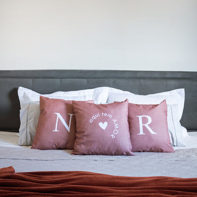 Kit 3 capas de almofadas personalizadas com iniciais aqui tem amor - mocha mousse