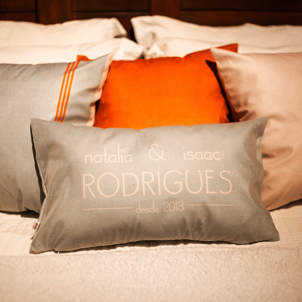 Capa veludo para almofada baguete personalizada com nome e sobrenome do casal - verde bege