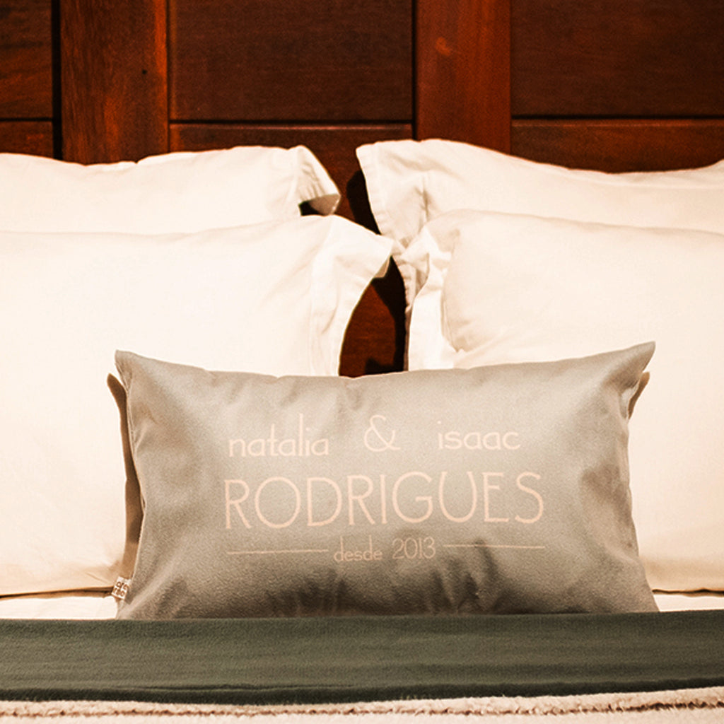 Capa veludo para almofada baguete personalizada com nome e sobrenome do casal - verde bege