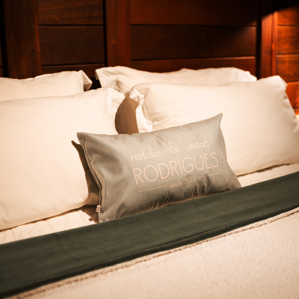 Capa veludo para almofada baguete personalizada com nome e sobrenome do casal - verde bege