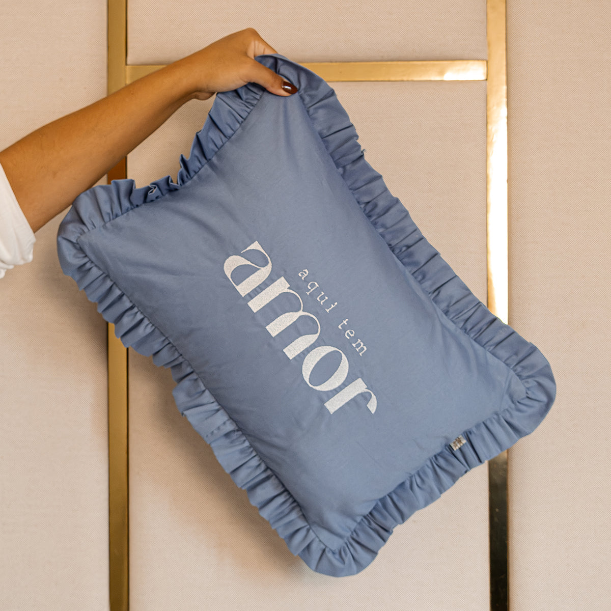 Almofada Baguete "Aqui Tem Amor" com Babado Azul 100% Algodão - 45x30 cm