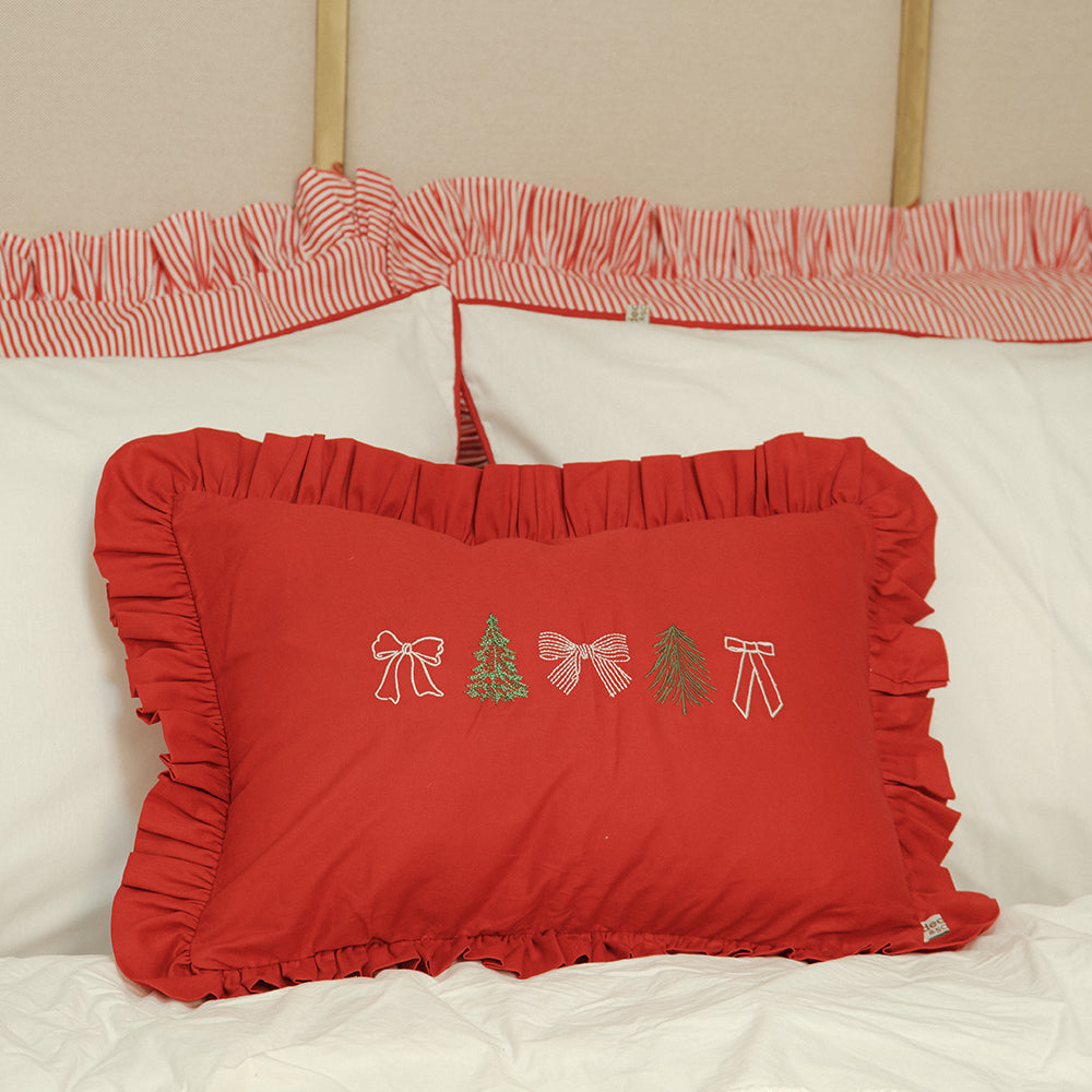 Almofada Baguete Natal Vermelha com Babado e Bordados – 45x30 cm