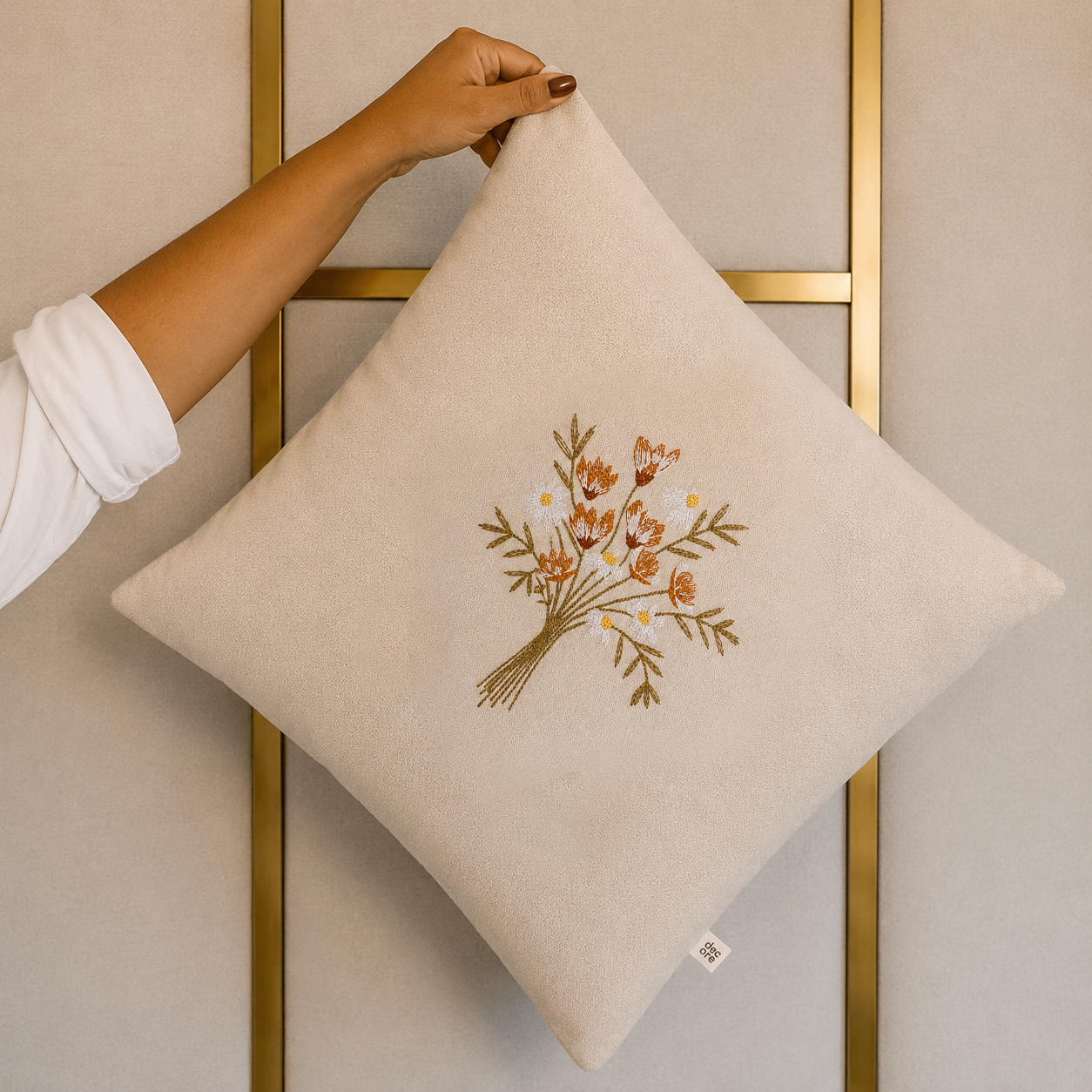 Almofada Bordada Buquê Floral Linho Cru 45x45 cm