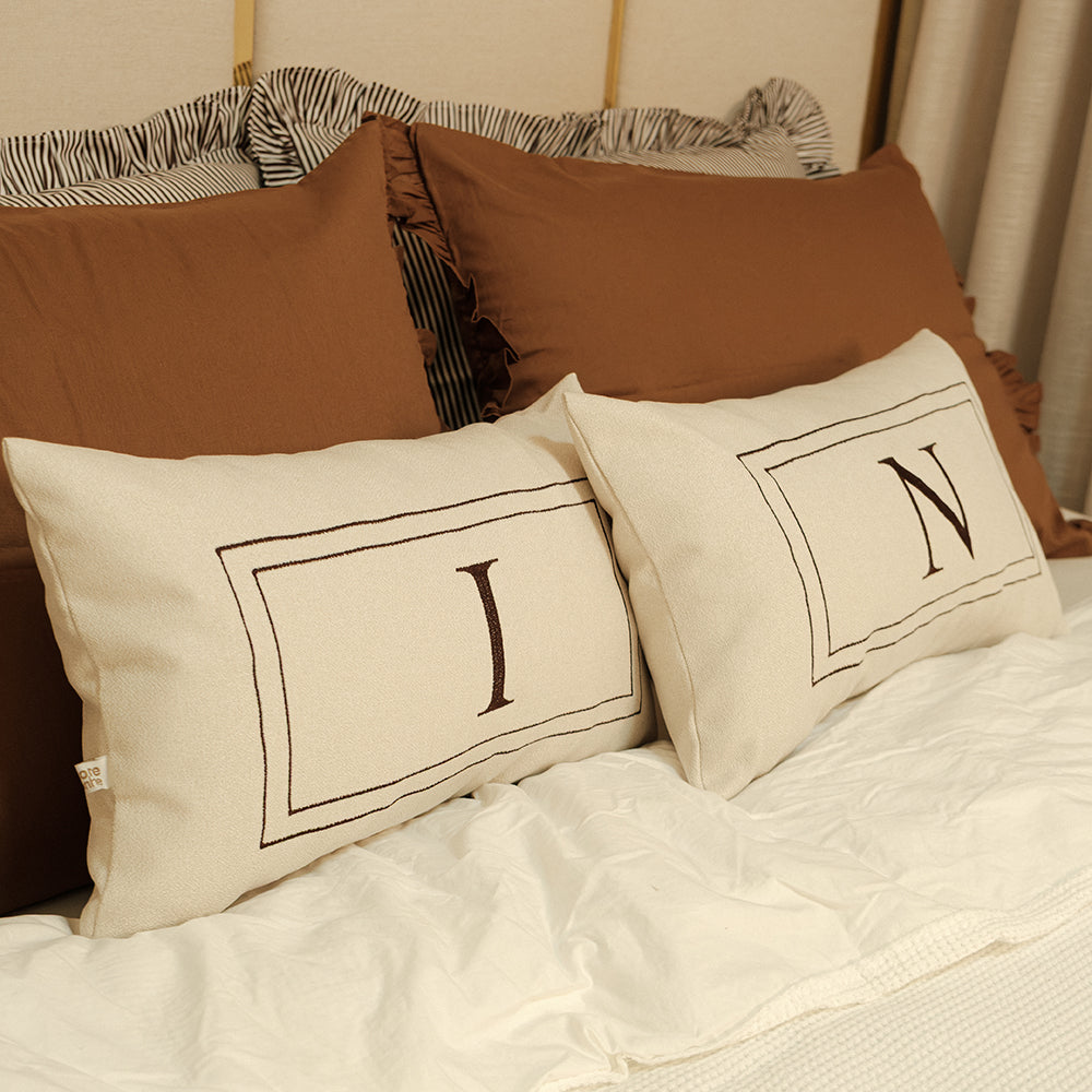 Kit Cama Posta Marrom | 2 Fronhas Babado Listradas + 2 Fronhas Babado + 2 Almofadas Bordadas Personalizadas