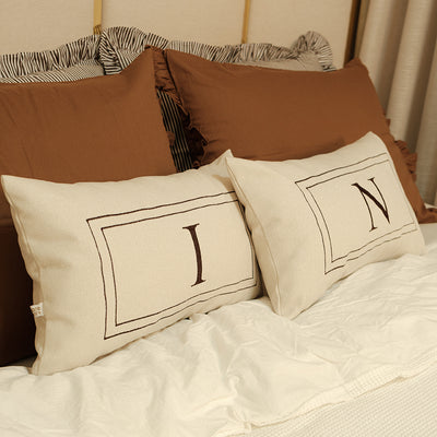 Kit Cama Posta Marrom | 2 Fronhas Babado Listradas + 2 Fronhas Babado + 2 Almofadas Bordadas Personalizadas
