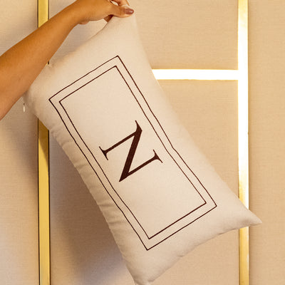 Almofada Bordada Personalizada com Inicial em Linho 50x30 cm - marrom