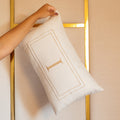 Almofada Bordada Personalizada com Inicial em Linho 50x30 cm - dourado