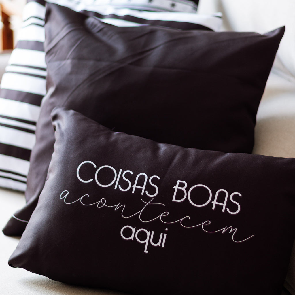 Kit 4 capas de almofadas coisas boas acontecem aqui - preto e branco