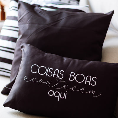 Kit 4 capas de almofadas coisas boas acontecem aqui - preto e branco