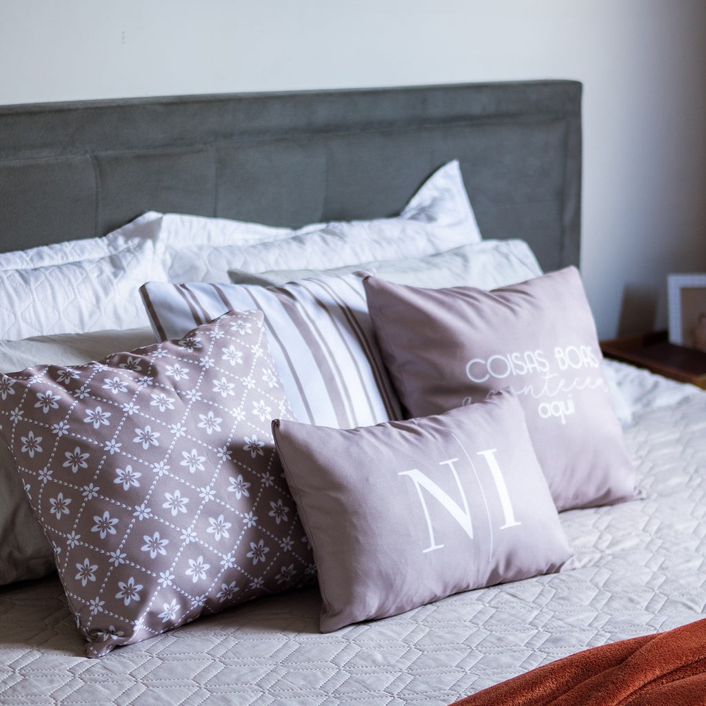 Kit 4 capas de almofadas coisas boas acontecem aqui e baguete personalizada iniciais