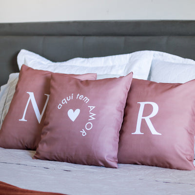 Kit 3 capas de almofadas personalizadas com iniciais aqui tem amor - mocha mousse