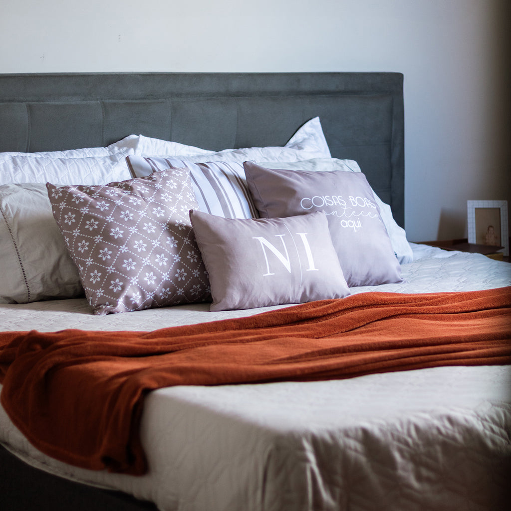 Kit 4 capas de almofadas coisas boas acontecem aqui e baguete personalizada iniciais