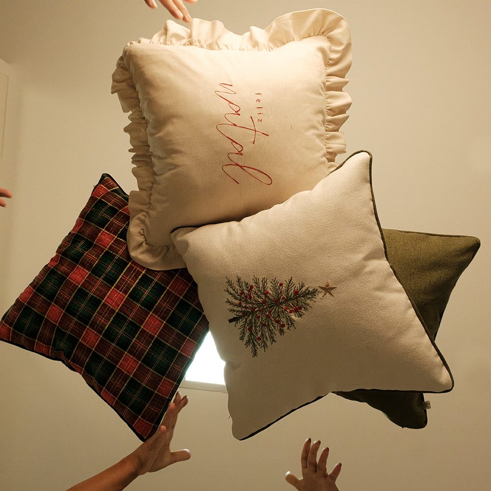 Almofada Bordada Árvore de Natal em Linho Cru – 45x45 cm