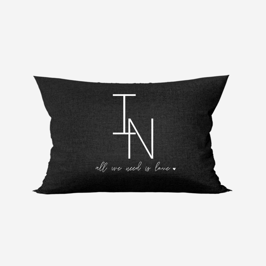 Almofada baguete personalizada com as iniciais do casal - preto branco