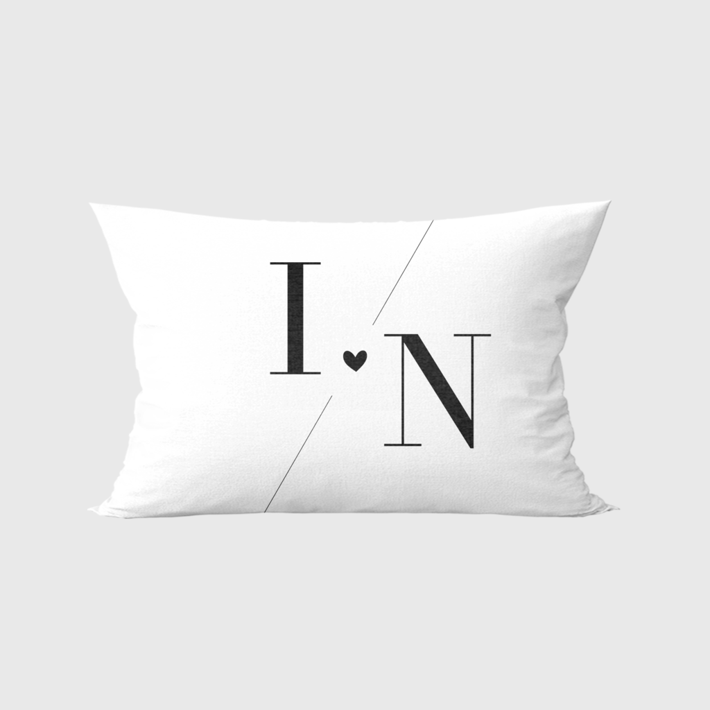 Almofada baguete personalizada com as iniciais do casal 50x30 - branco preto