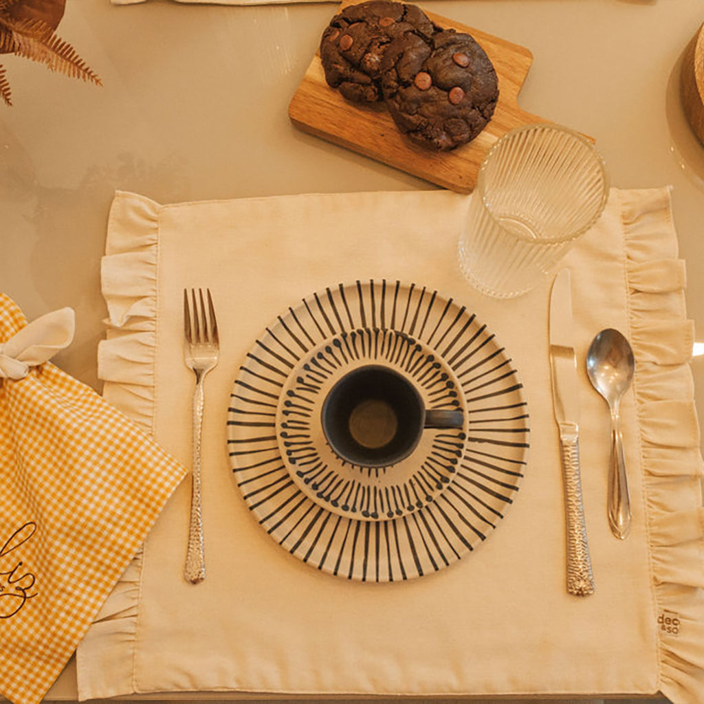 Kit Lugar Americano Linho Cru com Babado + Guardanapo Xadrez Amarelo Bordado Feliz no Simples