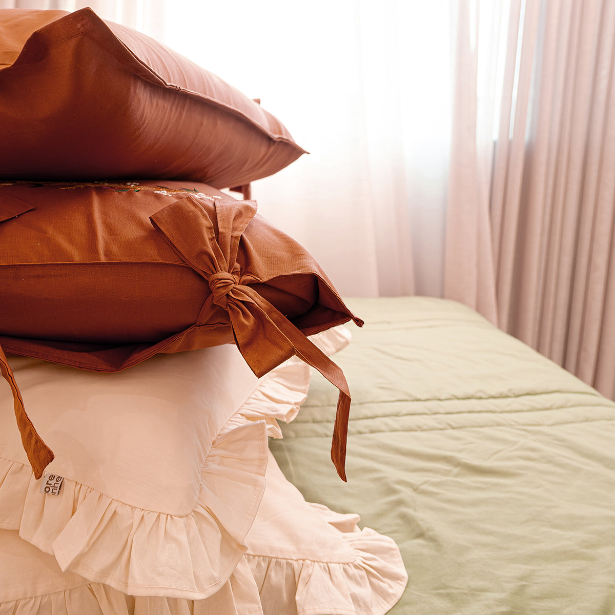 Fronha Off White com Babado Farmhouse 100% Algodão 50x70 cm - UNIDADE