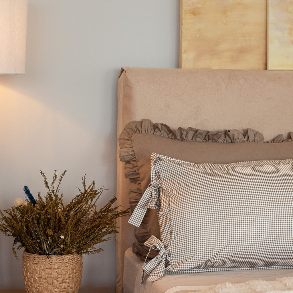Fronha com Babado Estilo Farmhouse | Camurça | 100% Algodão | UNIDADE