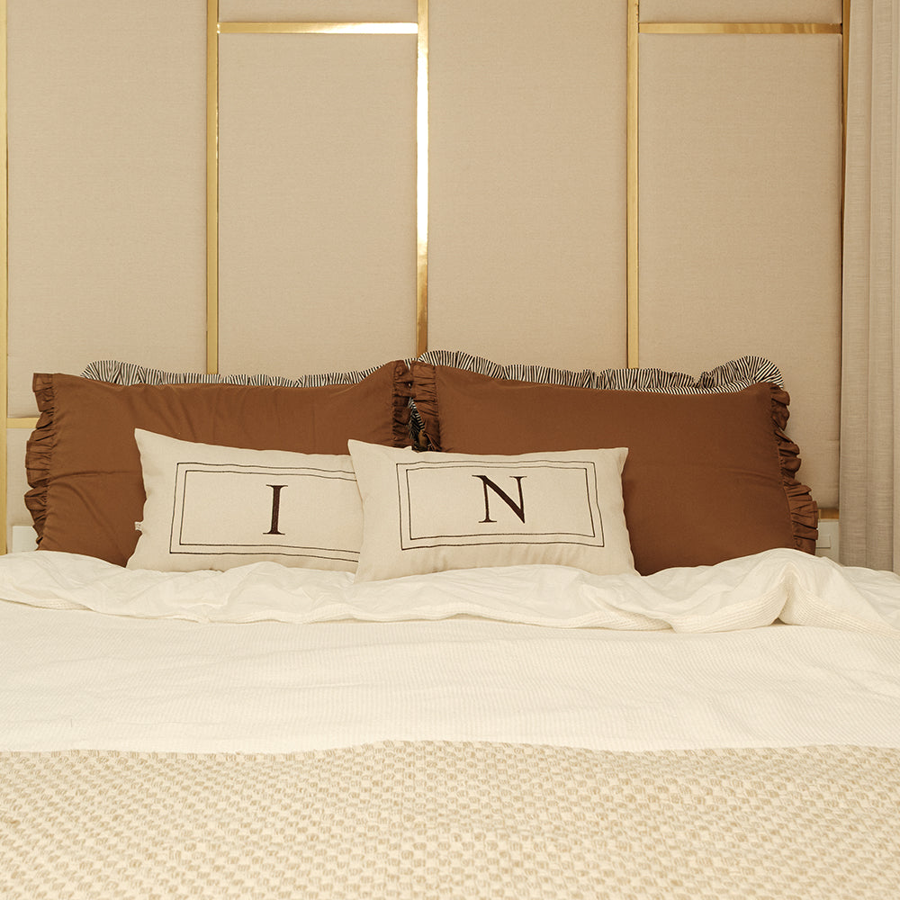 Kit Cama Posta Marrom | 2 Fronhas Babado Listradas + 2 Fronhas Babado + 2 Almofadas Bordadas Personalizadas