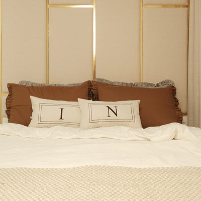 Kit Cama Posta Marrom | 2 Fronhas Babado Listradas + 2 Fronhas Babado + 2 Almofadas Bordadas Personalizadas